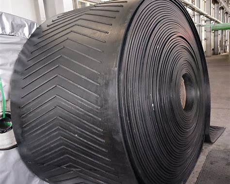 Tapis convoyeur nervuré anti-glissement